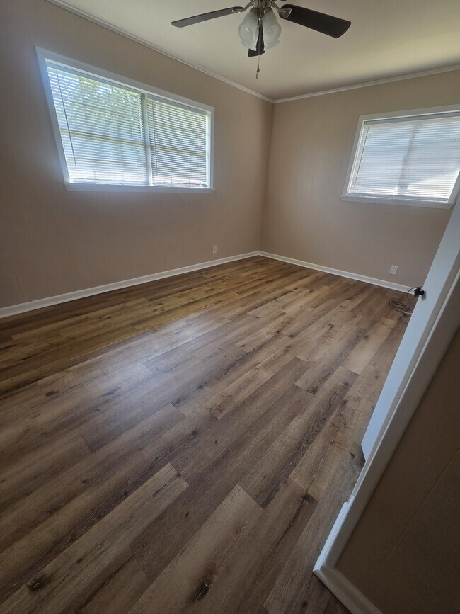 Building Photo - 3501 Robinhood Ln