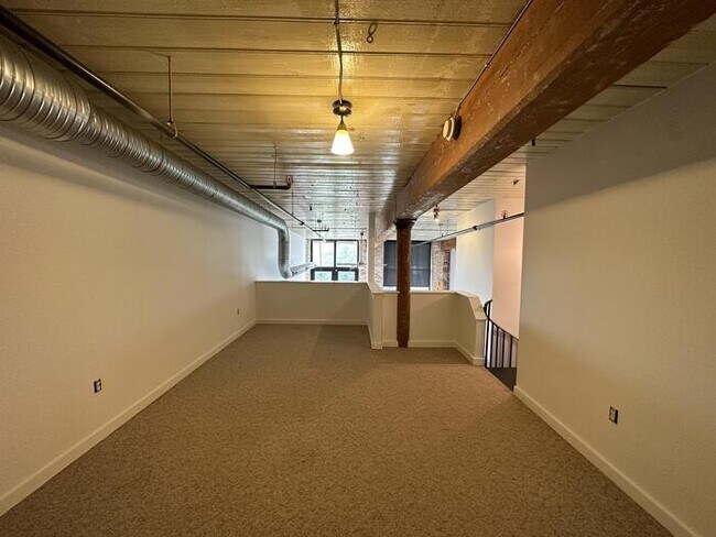 Building Photo - 300 South St