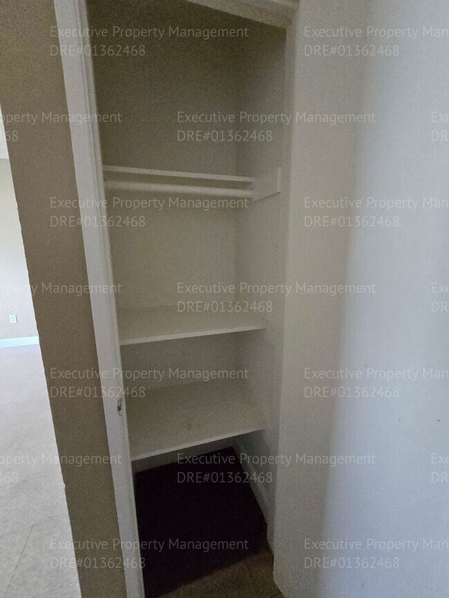 Building Photo - 2 bedroom 1.5 bathroom townhouse