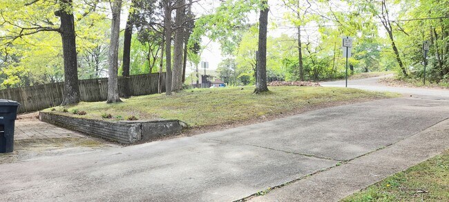 Building Photo - Comin in December - 3 bedroom 2 bath home in the desirable Belvoir Area in Chattanooga