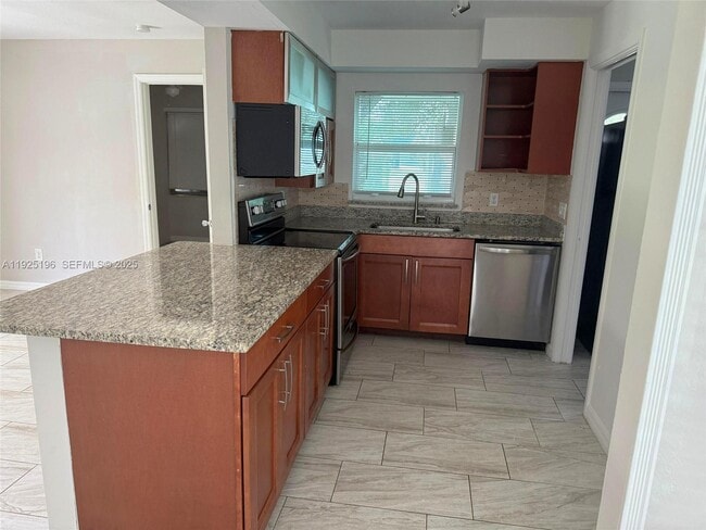 Building Photo - 1104 E Jasmine Rd