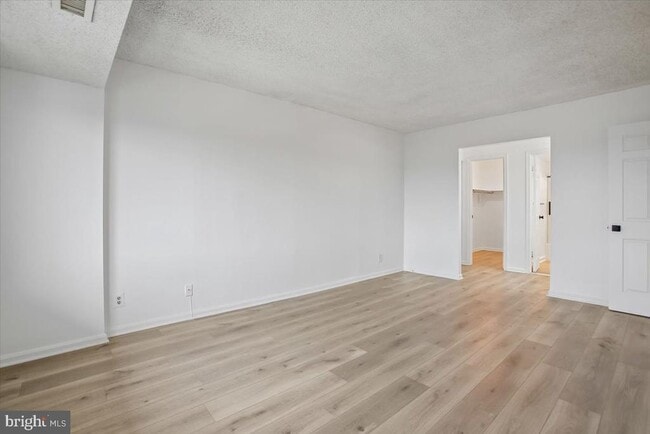 Building Photo - 3800 Powell Ln