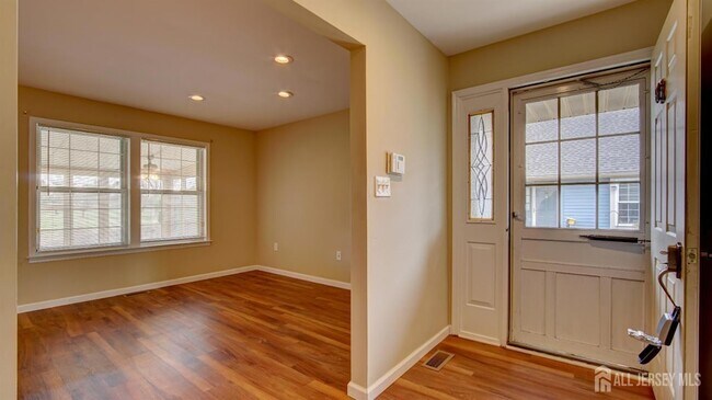 Building Photo - 18B Thomas Paine Dr