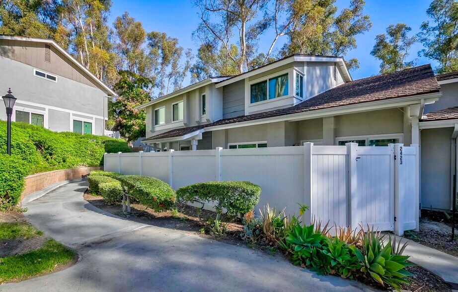 Building Photo - 2423 Coventry Cir