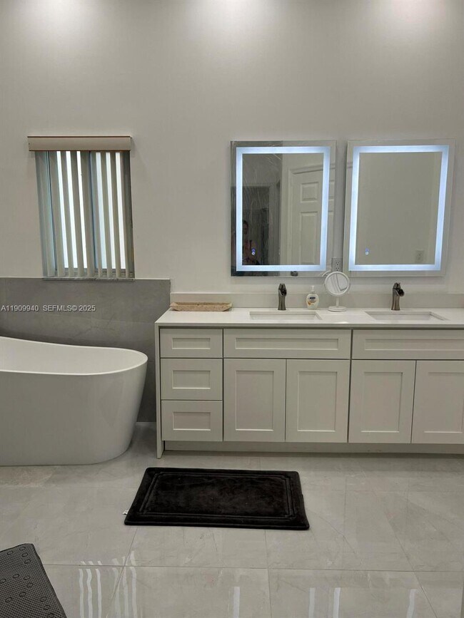 Building Photo - 10664 Paso Fino Dr