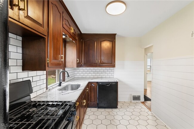Building Photo - 203 Robinson Ave
