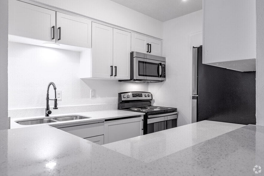 1BR, 1BA - 740SF (Plan B) - Kitchen - (OLD) Sawyers Mill Apartments