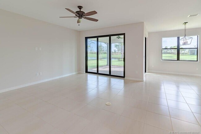Building Photo - 861 SE Courances Dr