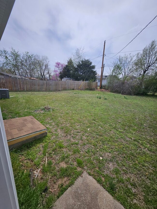 Building Photo - 3 bed, 1.5 bath in a great location! Fenced in yard!