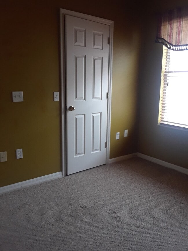 Building Photo - Spacious 4-Bedroom Home in Poinciana!