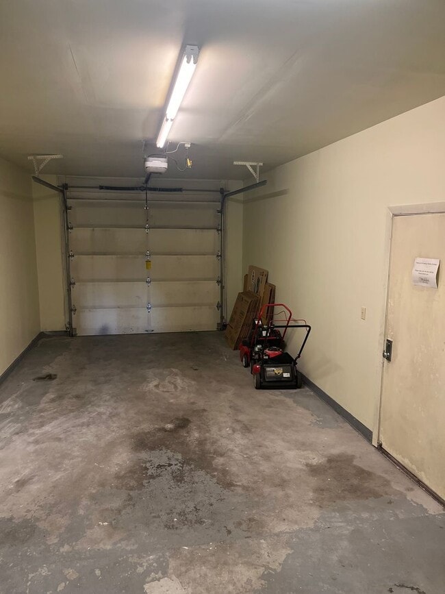 Building Photo - Partially furnished/heat included/4 bedroom