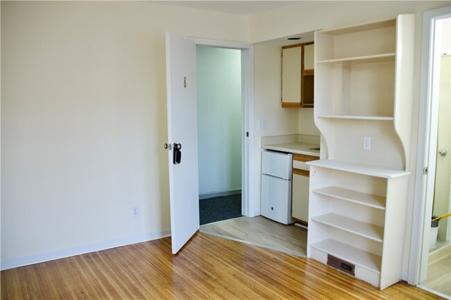 Primary Photo - 1685 Monroe Ave