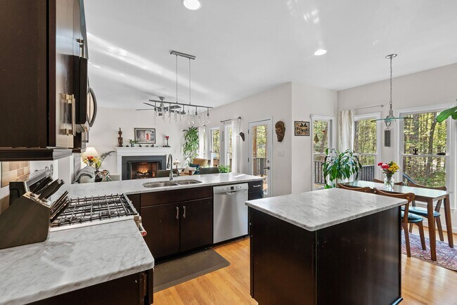 Building Photo - Charming Home on Large Lot in Chapel Hill!