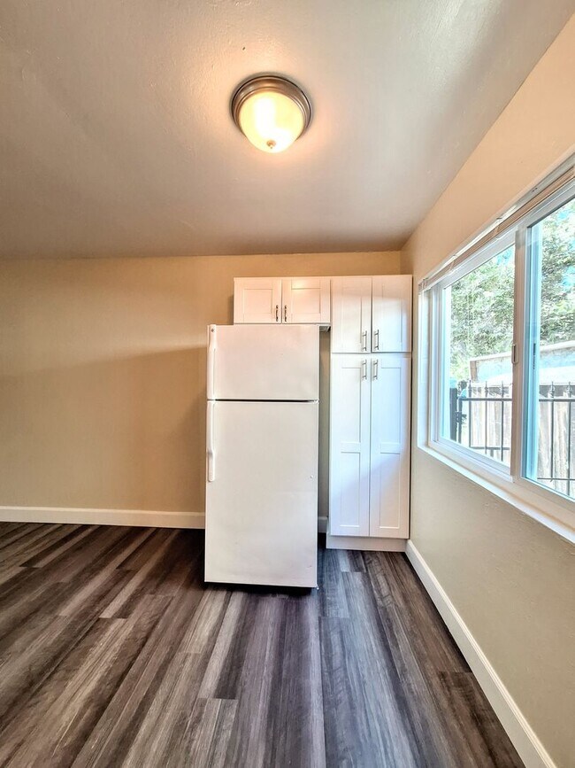 Building Photo - Refurbished 1bd First Floor Apartment With Carport & Laundry & Manager On Site!