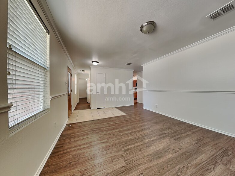 Building Photo - 2804 Lake Vista Dr