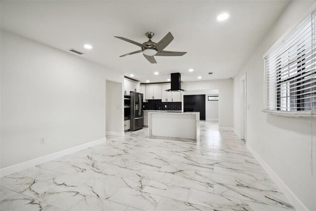 Building Photo - 4910 N Darby Ave