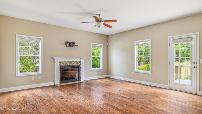 Building Photo - 110 Queens Cove Way