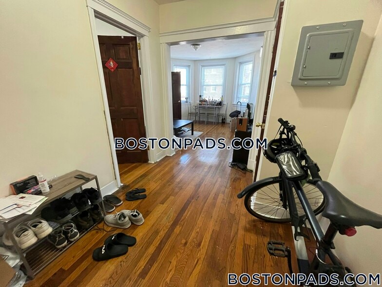 Building Photo - 248 Kelton St