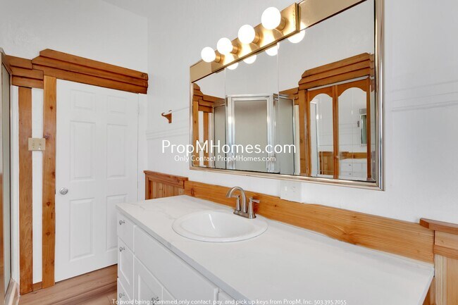 Building Photo - Updated Cottage in Gladstone!