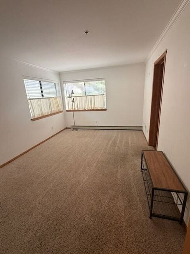 Building Photo - 335 Ski Way