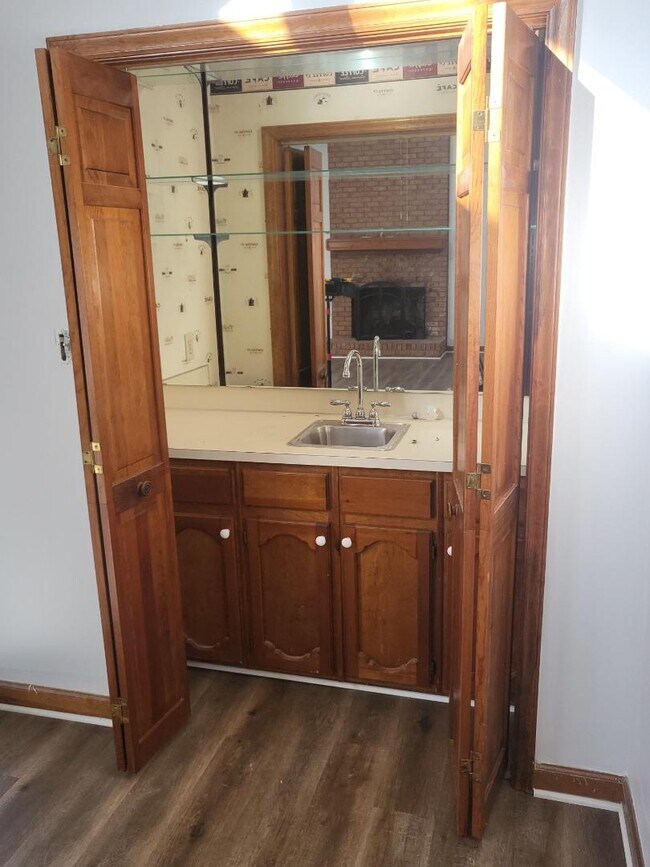 Building Photo - 3000 Jamestown Dr