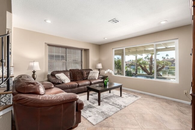 Building Photo - 4 bedroom Lakefront Property