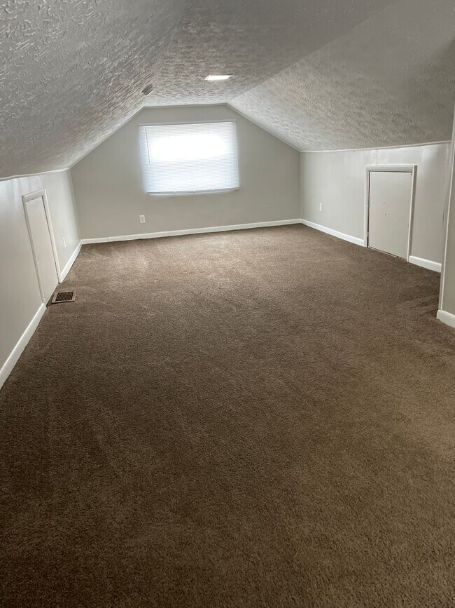 Building Photo - Three Bedroom Single Family Home Close to ...