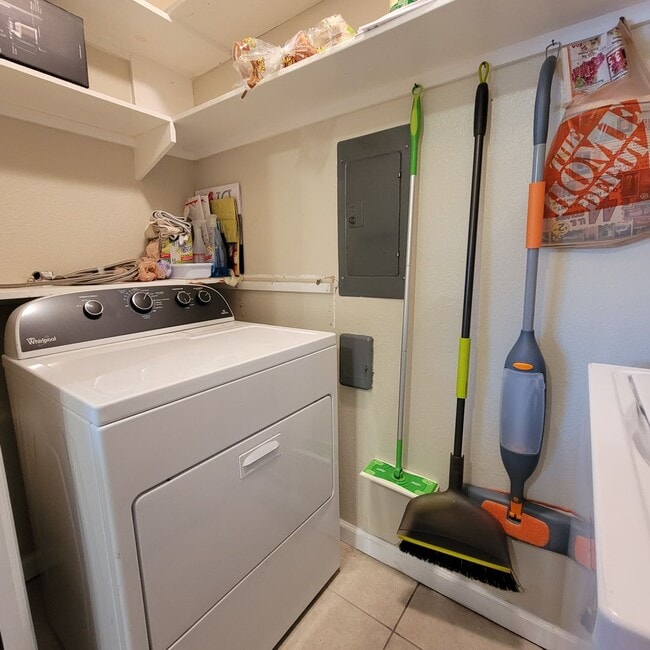 Building Photo - Spacious 2 bedroom 1 bathroom Condo with L...