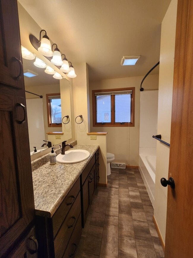 Building Photo - 3 bedroom 2 bath with garage