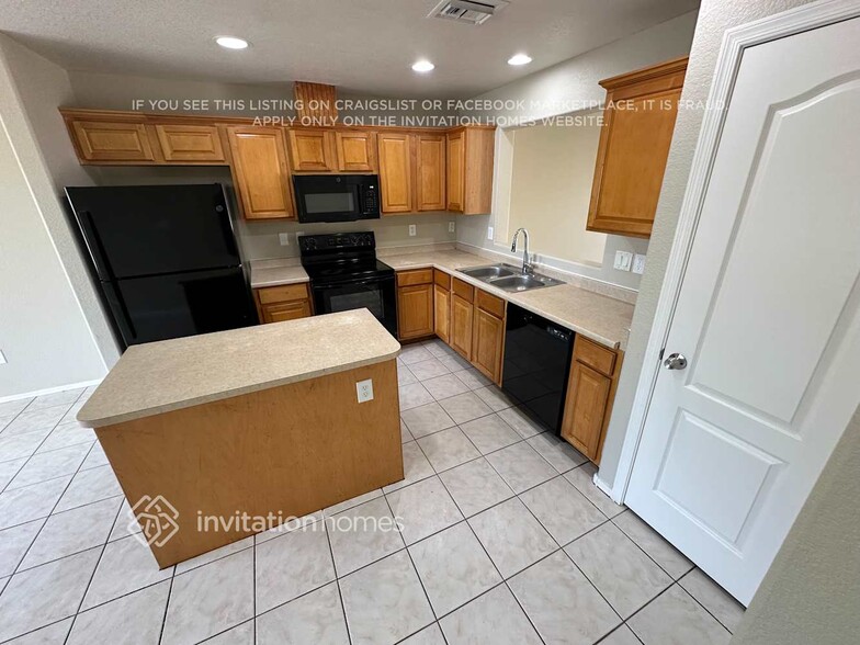 Building Photo - 2527 E Wier Ave