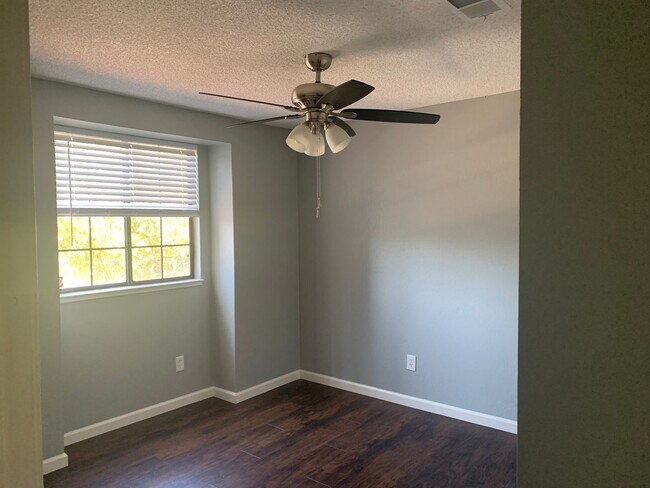 Building Photo - Desirable Brentwood Neighborhood!