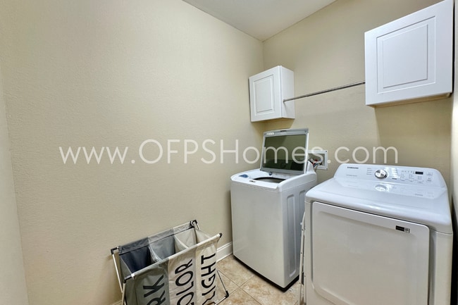 Building Photo - AVAILABLE IN AUG! 5BR/3BA IN S. CRESTVIEW