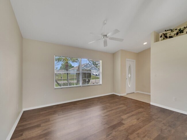 Building Photo - 962 Montrose Ave