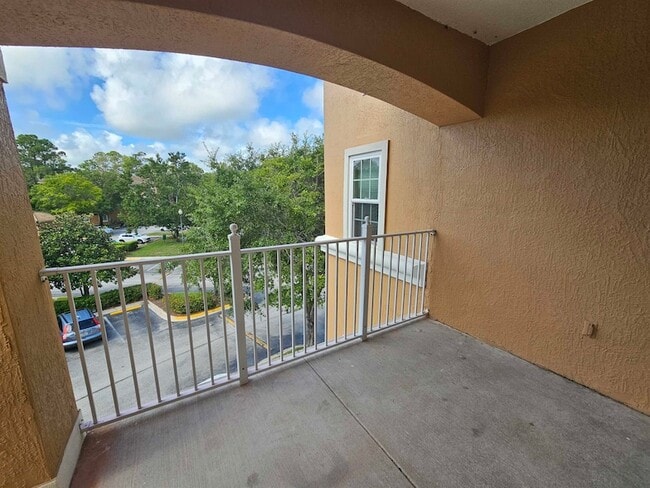 Building Photo - 605 Fairway Dr