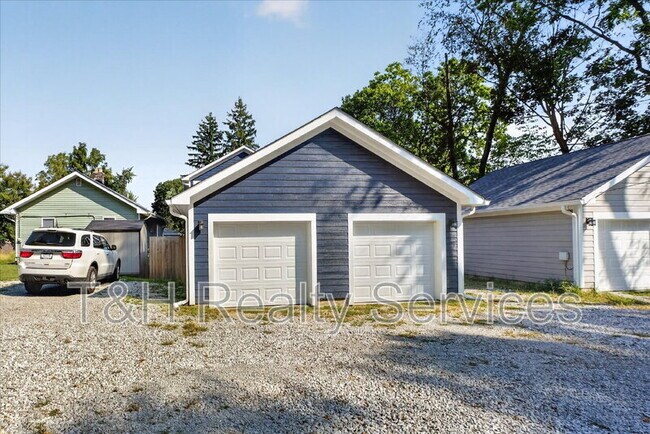Building Photo - 623 W 39th St