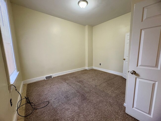 Building Photo - 4 Bedroom 1 Bathroom Rowhome in Reading w/Bonus Room! *For a Limited Time- $500 Off Your First Mo...