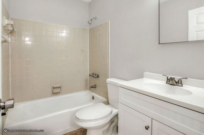 Building Photo - ***1st MONTH RENT FREE! Cute 2 Bedroom Apartment for rent in Eagle Lake***