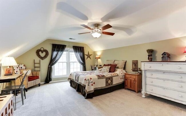 Building Photo - Gorgeous 4 BR/2.5 BA Home on a Beautiful T...