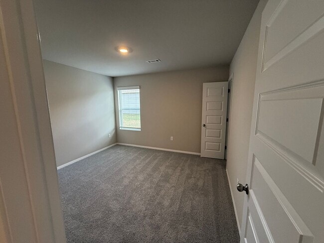 Building Photo - Charming 3-Bed, 2-Bath Home with Open Floo...