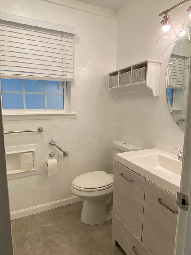 Building Photo - 22675 Lakeway Harbor Dr