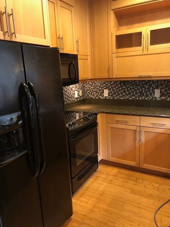 Building Photo - Urban Lofts unit! - PRE-LEASE FOR AUGUST 2026