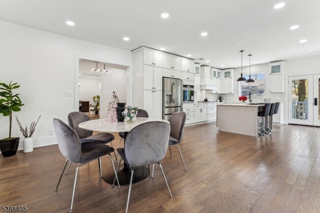 Building Photo - 648 E Broad St