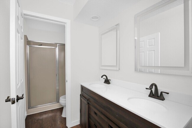 Building Photo - 2 Bedroom Plus Bonus Room in the Heart of Bellevue