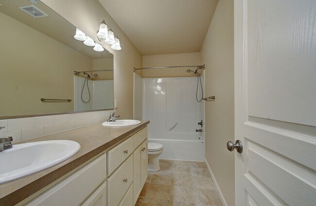 Building Photo - Charming 4 bd 2.5 ba Vancouver Home - Available Now!