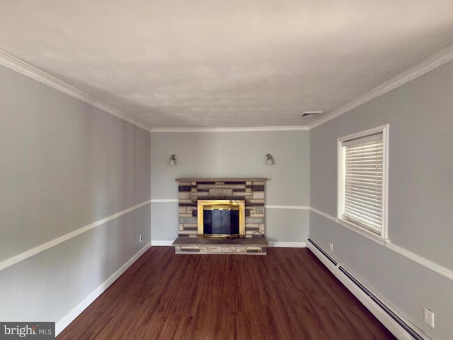 Building Photo - 422 W 6th Ave