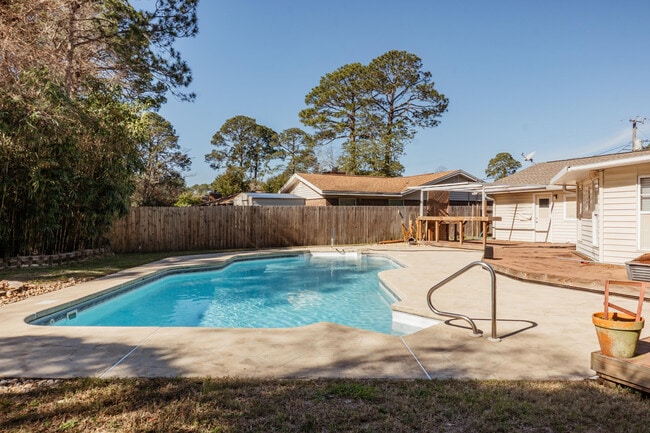 Building Photo - 410 Tanglewood Dr