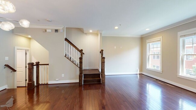 Building Photo - 517 Regent Pl NE