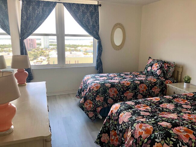 2nd bedroom with twin beds - 400 Island Way