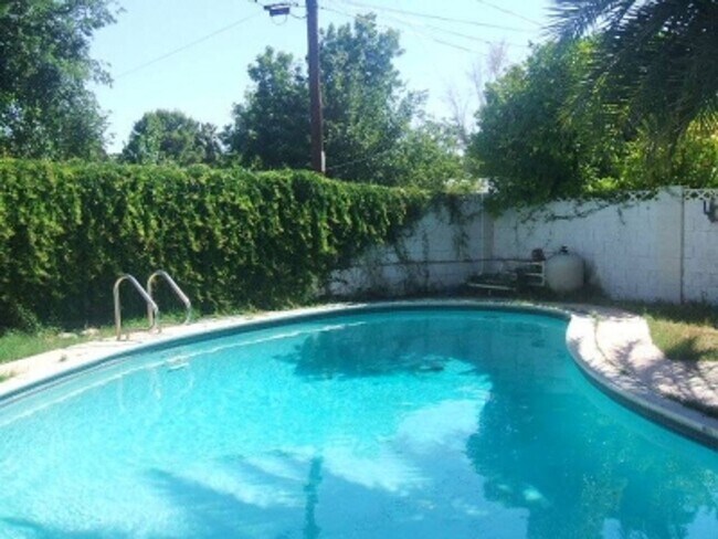 Building Photo - Roomy 6-Bedroom Home with Pool Available J...