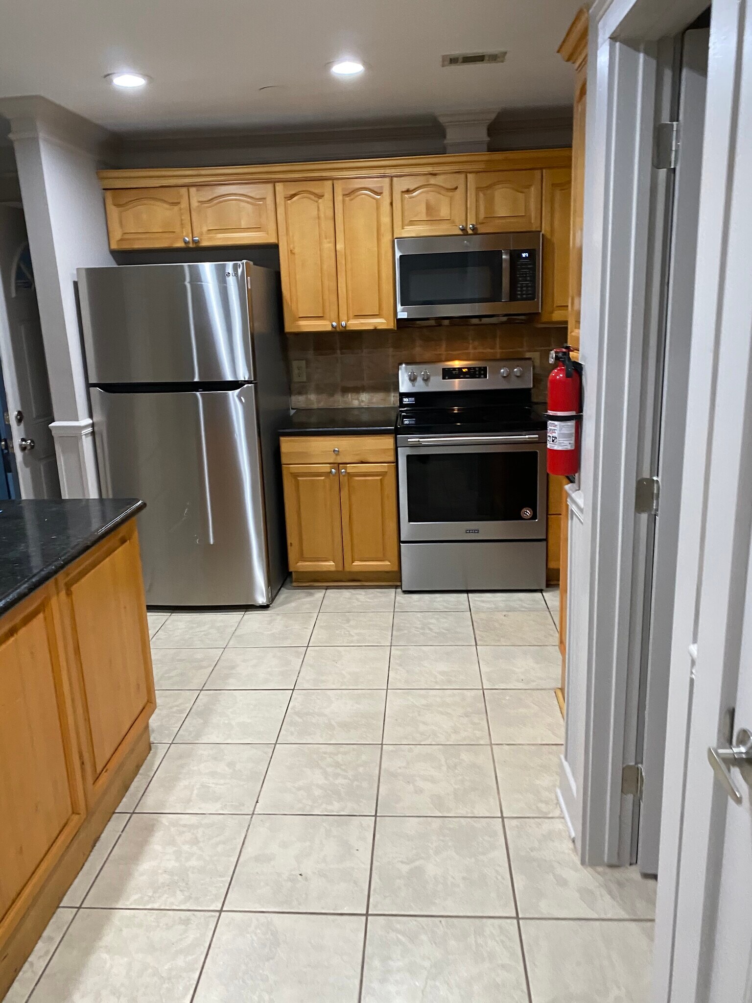 Building Photo - 303 Country Club Dr